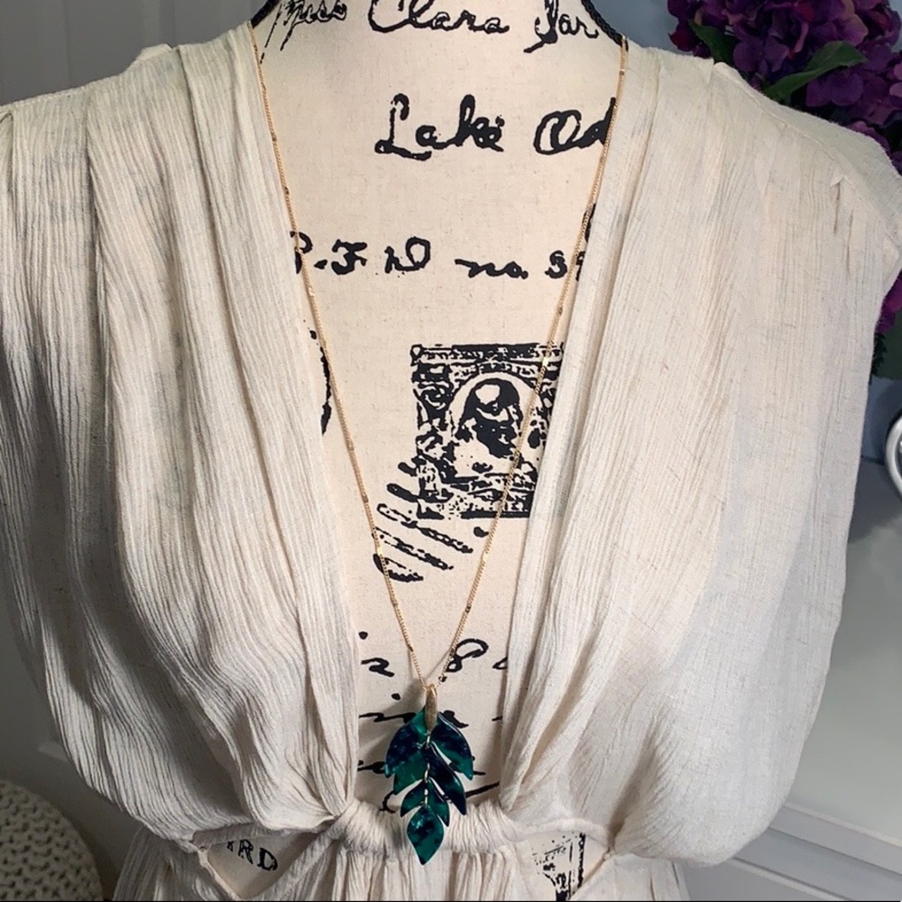 Gold Tone Arrow-Leaf Resin Pendant Chain Necklace - Picture 5 of 9